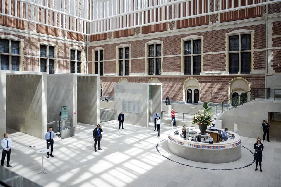 Trabajadores del museo Rijksmuseum, en Amsterdam, se preparan para recibir a los primeros visitantes tras la reapertura del espacio.