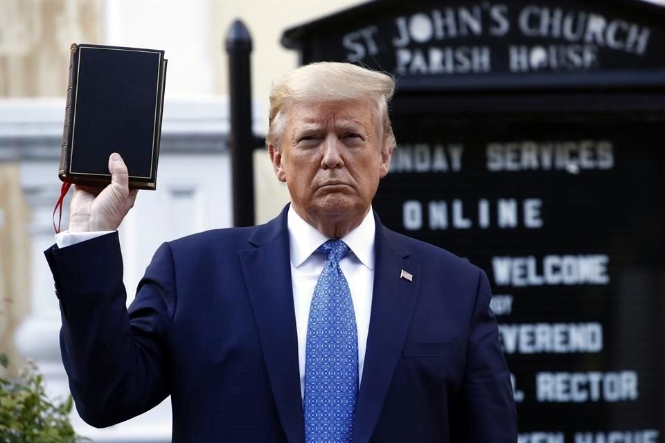 Trump salió de la Casa Blanca y cruza la plaza donde estaban los manifestantes hacia la Iglesia de St. Johns, que fue quemada en protestas.