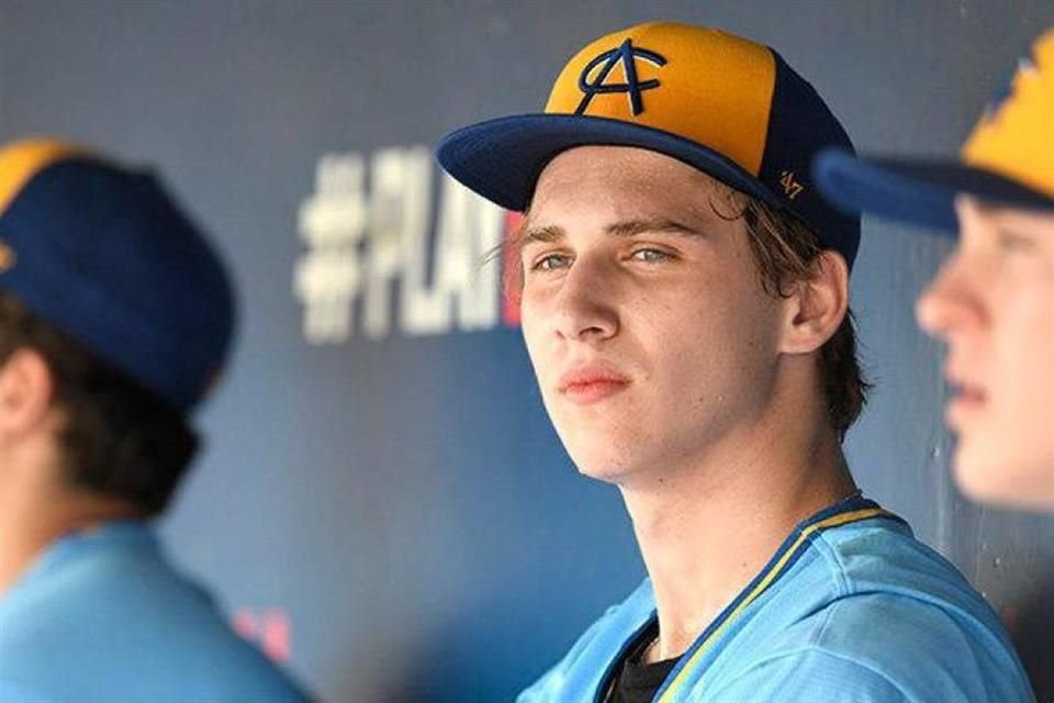 Jaden Agassi, de 18 años, es hijo de André Agassi y Steffi Graf, juega la tercera base y sus disparos son de 90 millas.