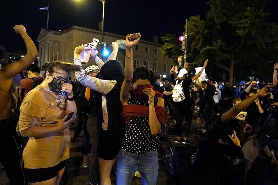 Los manifestantes no han respetado el toque de queda en Washington DC y han continuado con las protestas por la muerte de George Floyd.