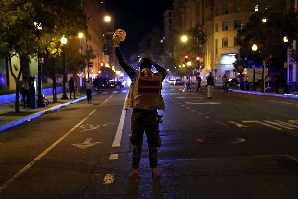 Manifestantes continúan protestas en Washington DC por muerte de Floyd, pese a toque de queda que comenzó desde las 19:00 hrs. (hora local).