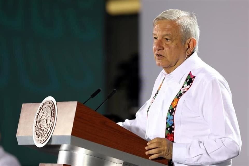 Ante el ruido por la lluvia que caía y que le impedía escuchar con claridad, López Obrador concluyó de manera anticipada su conferencia.