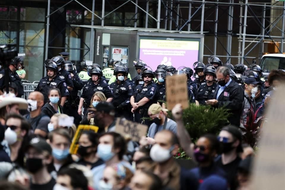 Imagen del 1 de junio de 2020 de policías vigilando una protesta por la muerte de George Floyd en Times Square en Nueva York, Estados Unidos.