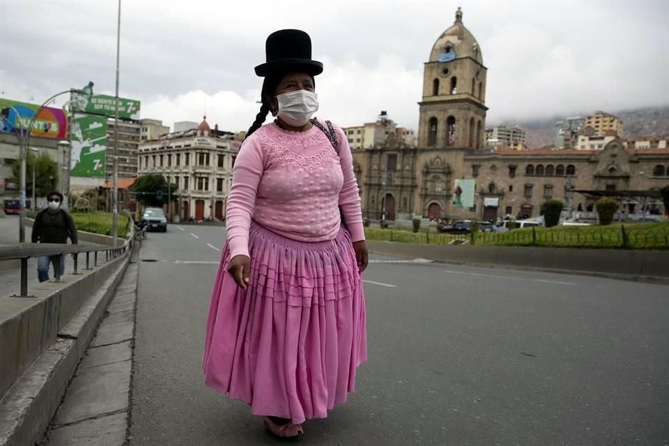 Una mujer camina cerca de la Basilica de San Francisco, en abril. Bolivia tendría las elecciones presidenciales hasta septiembre, debido a la pandemia.