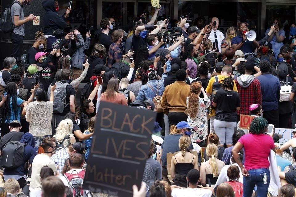 Manifestantes rodean al alcalde de Richmond, Virginia, que se disculpó por violencia policial en las protestas del lunes.