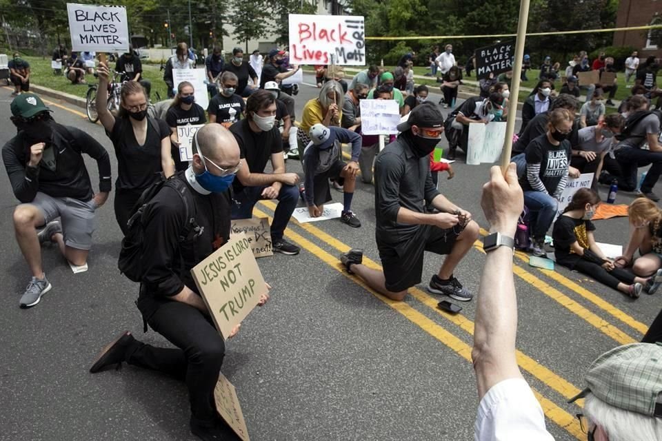 Un grupo de manifestantes se arrodilla durante una protesta en Washington.