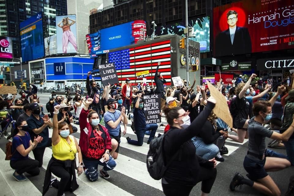 Manifestantes en Nueva York se arrodillaron durante una protesta.