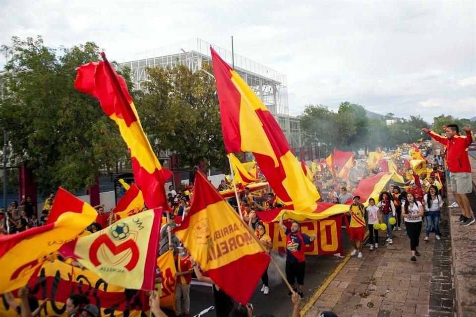 Aficionados de Morelia no tomaron medidas sanitarias.