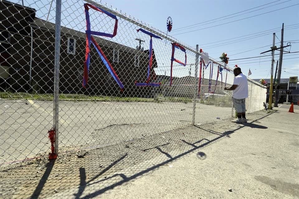 Dwayne Simmons hace un memorial para David Mc Atee, el hombre que murió en Louisville.