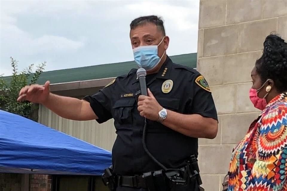 Art Acevedo, jefe de la Policía de Houston, participó el sábado en una marcha que se realizó en esa ciudad texana para protestar por la muerte de George Floyd.  