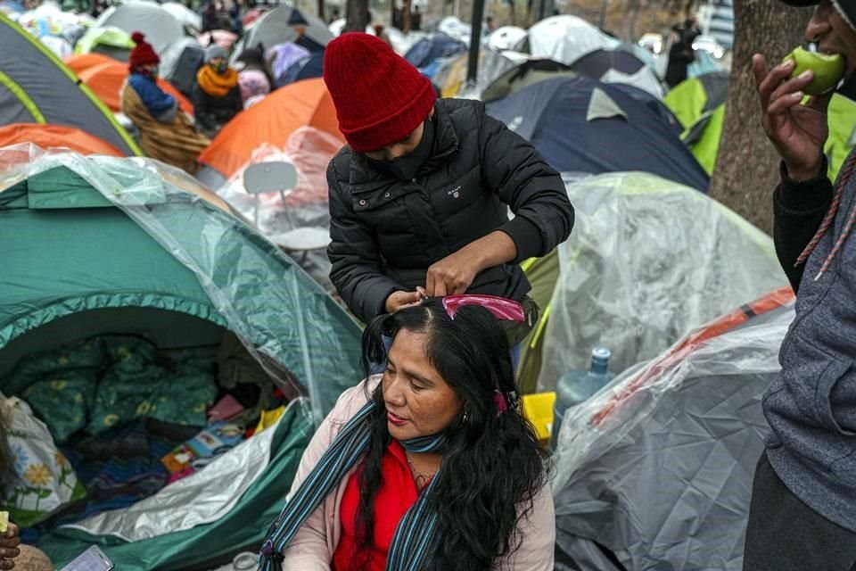 Cientos de migrantes bolivianos han acampado afuera del consulado de su país en Santiago para pedir ser repatriados en medio de la pandemia de Covid-19.