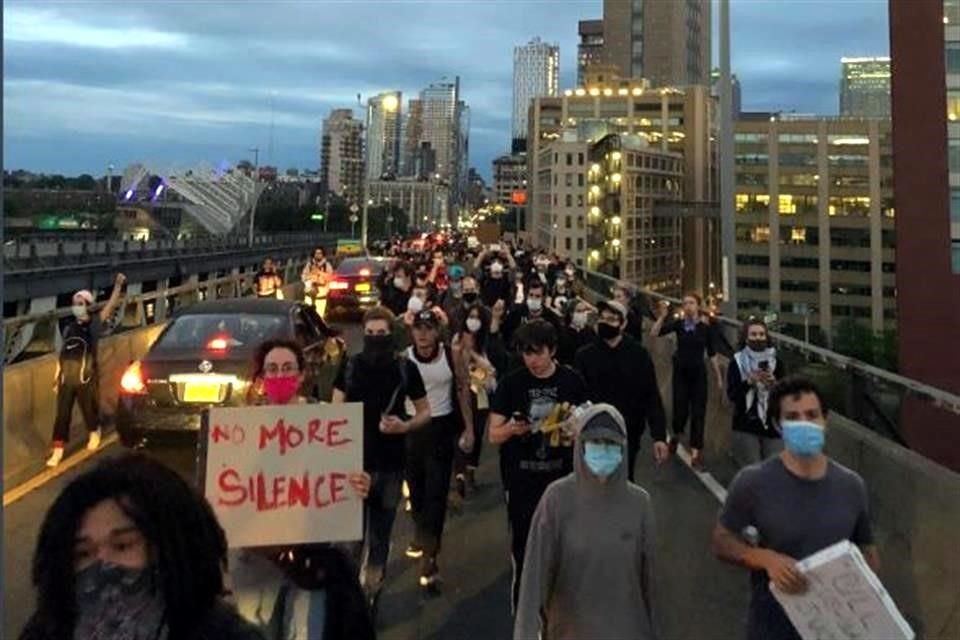 Los manifestantes marcharon a lo largo del puente que conecta la isla de Manhattan y el barrio de Brooklyn.