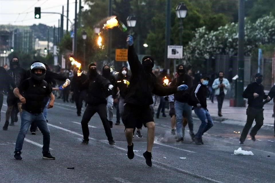 Tras una protesta pacífica en Atenas, algunas personas lanzaron bombas incendiarias a la Embajada de EU.