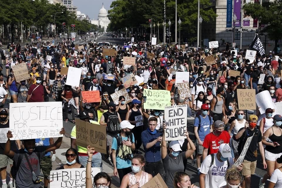 Miles de personas se manifiestan en Washington por la muerte de George Floyd.