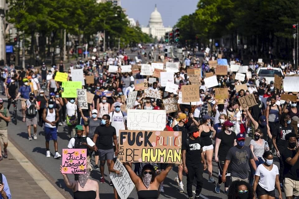 Manifestantes en Washington utilizaron carteles con leyendas contra la Policía.