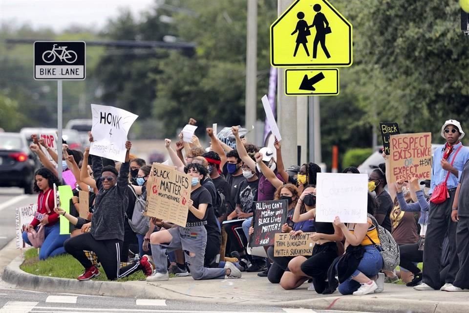 En Orlando, Florida, los manifestantes pusieron una rodilla en el sueño en señal de protesta.