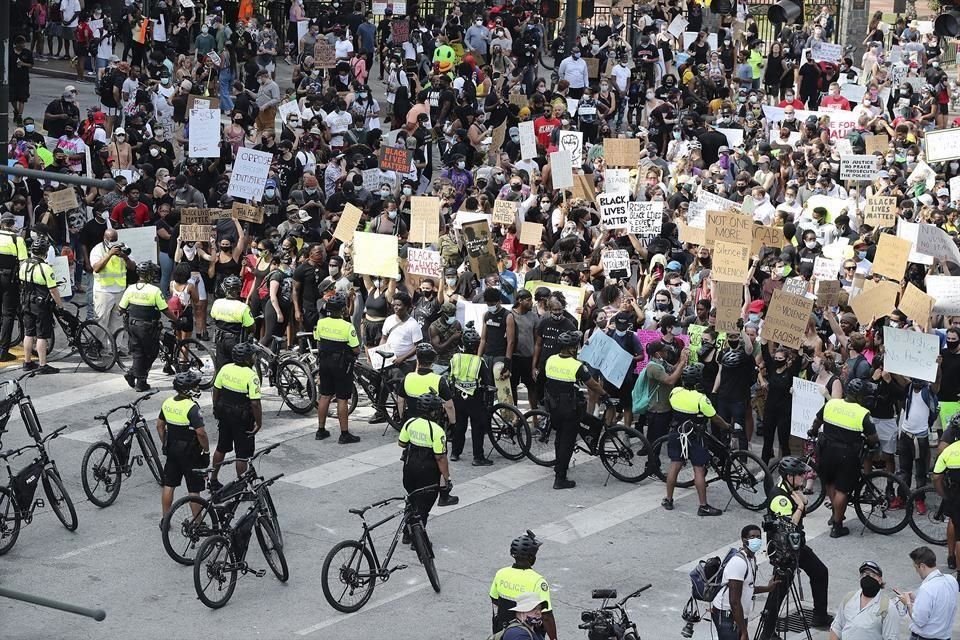 Policías en bicicleta intentan contener a los manifestantes en Atlanta.