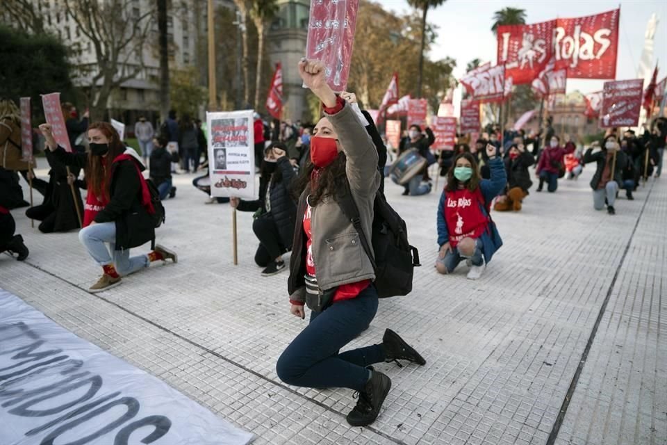 En Buenos Aires los manifestantes también colocaron una rodilla en el piso en señal de protesta.