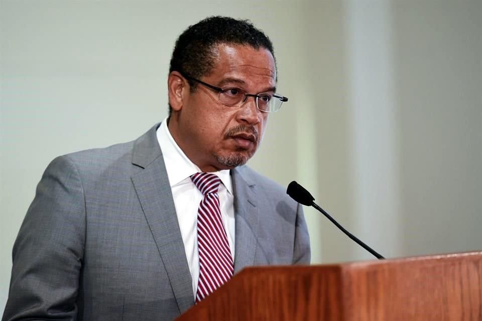 El fiscal general de Minnesota, Keith Ellison, informó que agravaría los cargos en contra de Derek Chauvin.