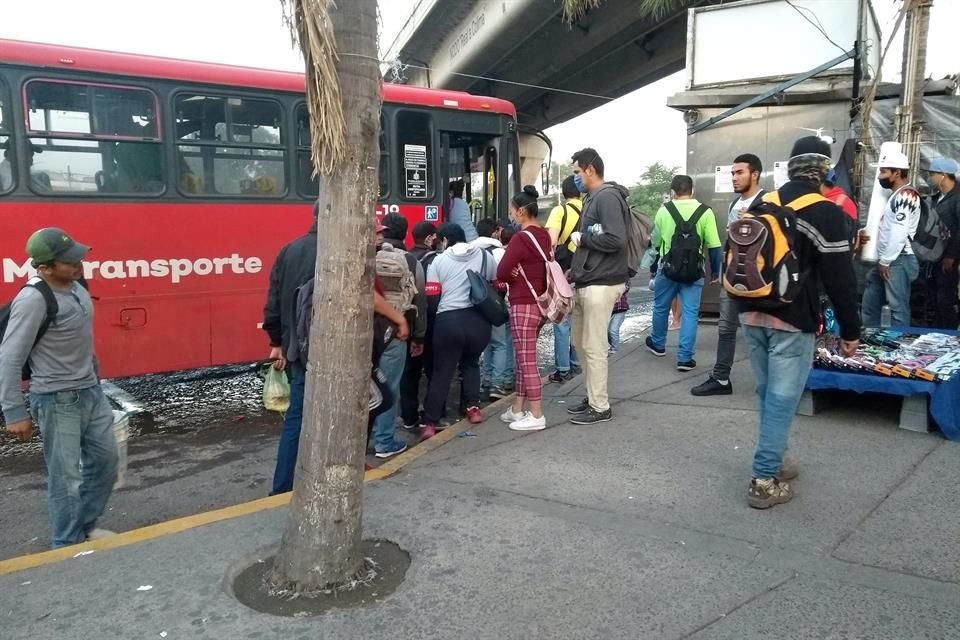 En rutas de camiones hacia Tlajomulco, no se respeta la sana distancia.