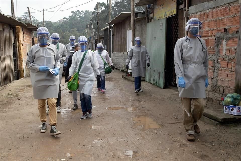 Personal de médicos sin fronteras realiza recorridos en Sao Bernardo do Campo, en Sao Paulo, Brasil.