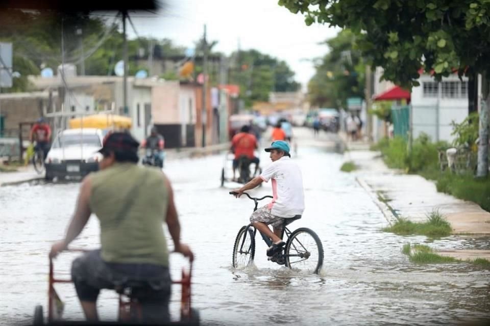 Hasta las 10:00 horas, 'Cristóbal' se encontraba en tierra a 45 kilómetros al este-noreste de Tenosique, Tabasco, y a 115 kilómetros al sur-suroeste sureste de Escárcega, Campeche.