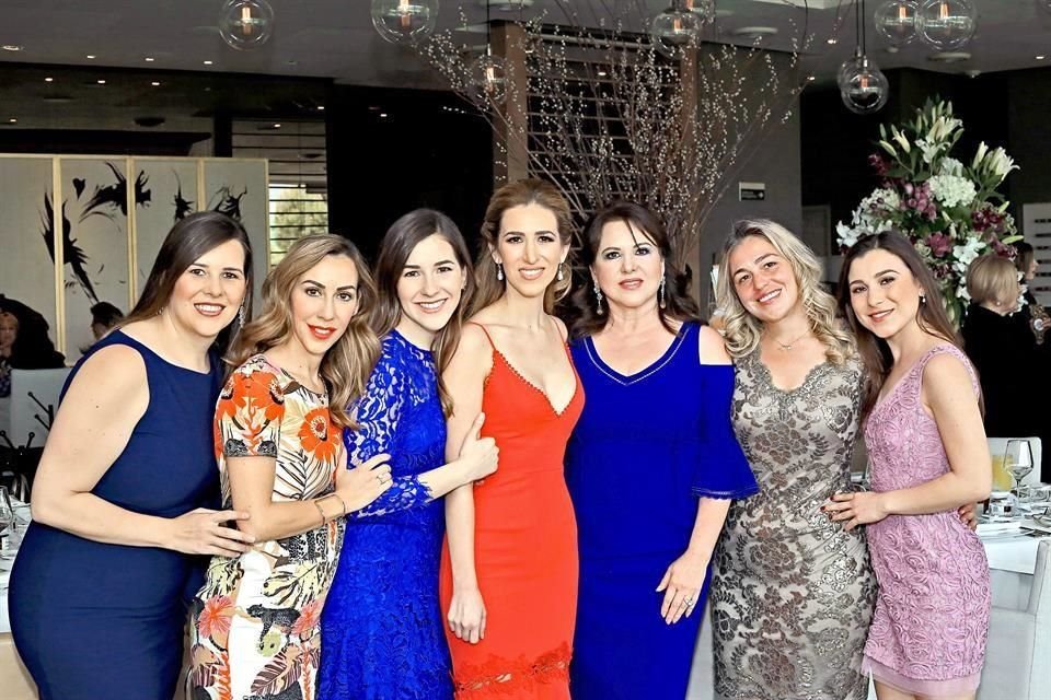 América Montemayor de Garza con sus hijas Marián, Gaby, Bárbara, Ana Lucía, América y Cordelia Garza Montemayor