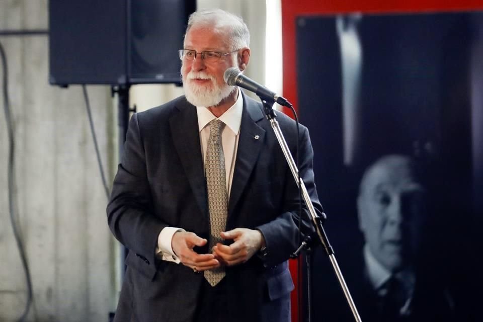 El director de la Biblioteca Nacional Argentina, Alberto Manguel, presentó el premio que él mismo recibió el año pasado.