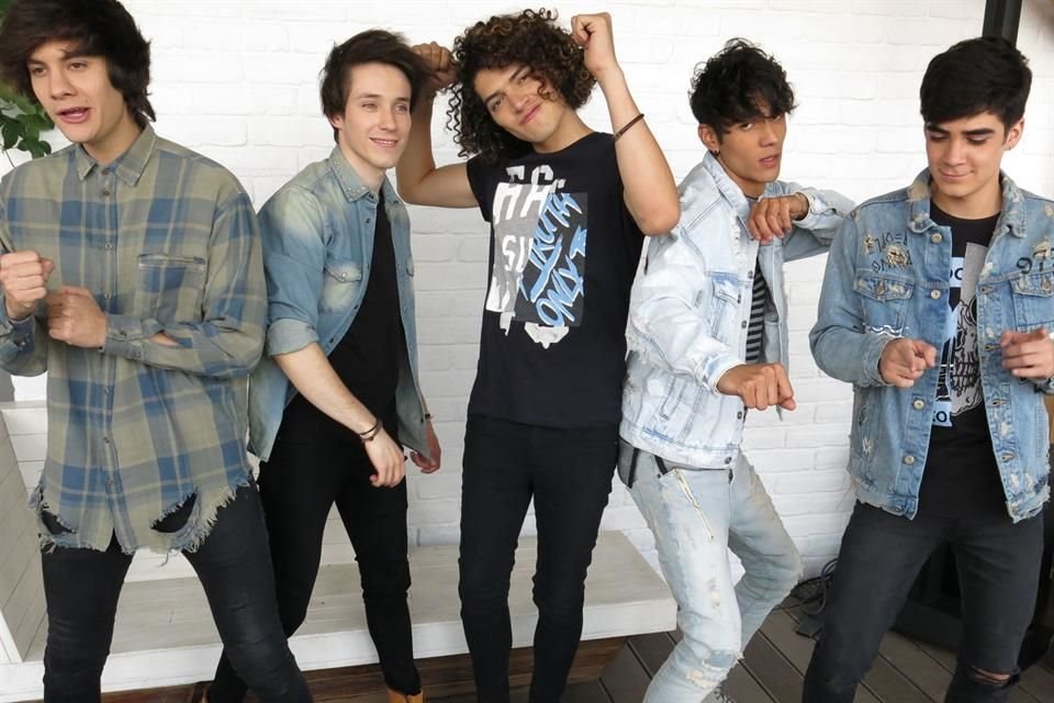 Los integrantes de CD9, Alonso, Jos, Alan, Freddy y Bryan brillan individualmente en distintas portadas de su nuevo disco, 1.0.