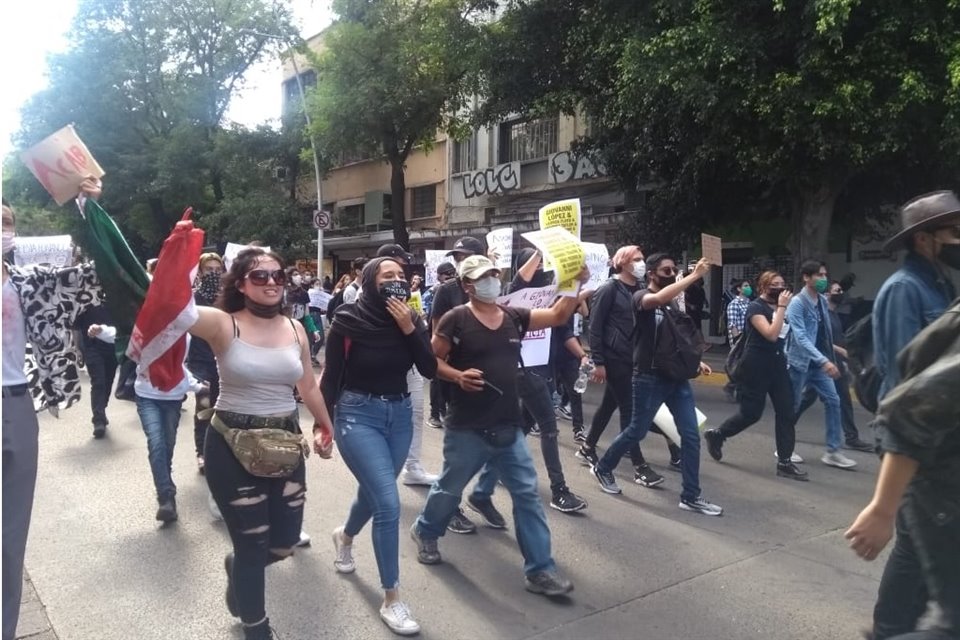 Jóvenes que protestan por el asesinato de Giovanni López marchan del Parque Rojo hacia Palacio de Gobierno.