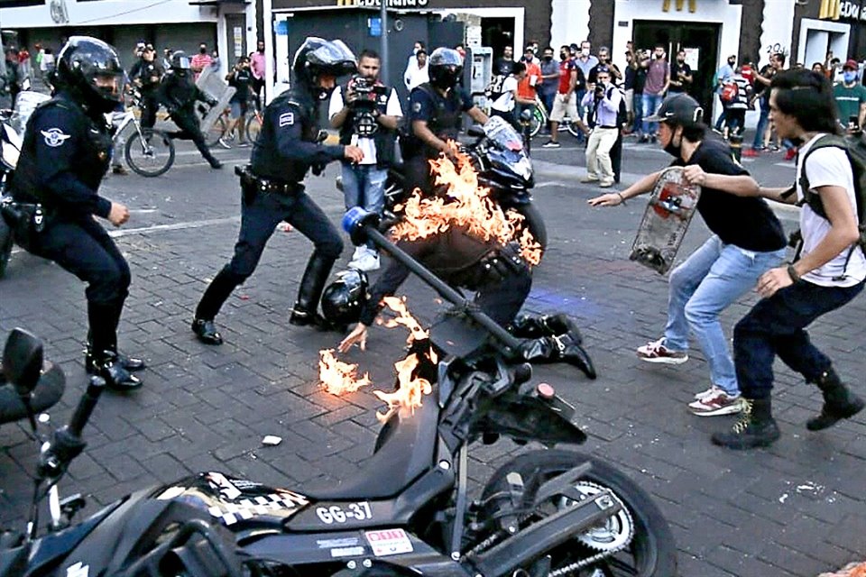 Queman a policías