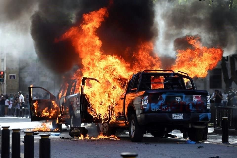 La situación comenzó a subir de tono cuando dos patrullas de la Policía estatal fueron incendiadas.