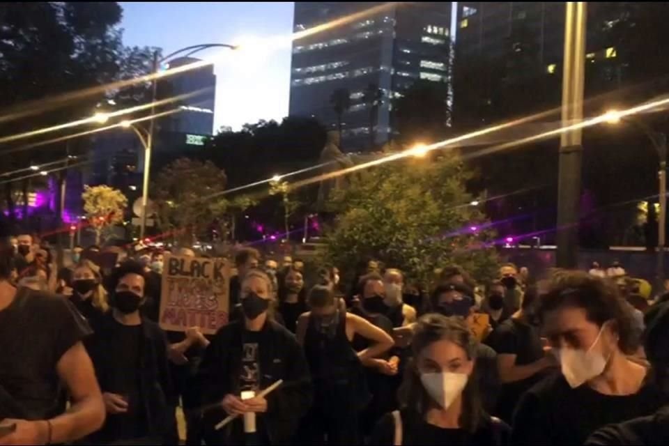 Los inconformes se concentraron frente a la Embajada de Estados Unidos en México.