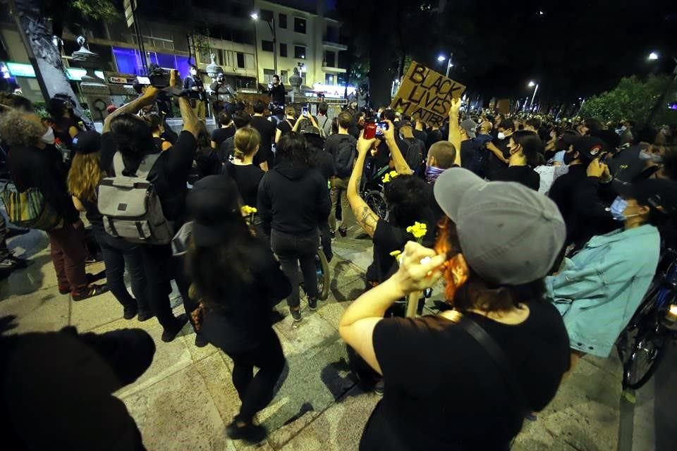 Los inconformes se concentraron frente a la Embajada de Estados Unidos en México.