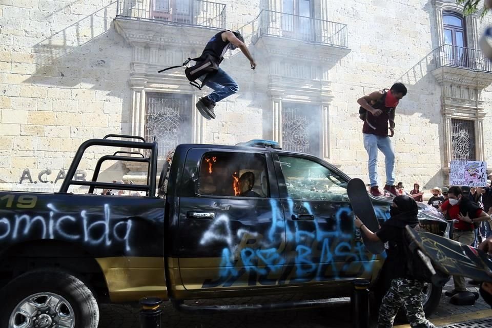 La quema de dos patrullas subió de tono la manifestación.