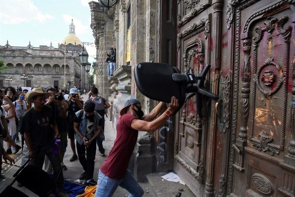 Al llegar a Palacio de Gobierno, manifestantes buscaron entrar a la fuerza y vandalizaron el recinto.