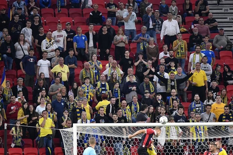 Los aficionados no respetaron la sana distancia en las gradas en la Final de la Copa de Hungría.