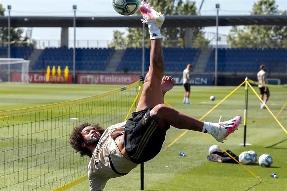 Marcelo fue captado realizando algunas chilenas durante el entrenamiento.