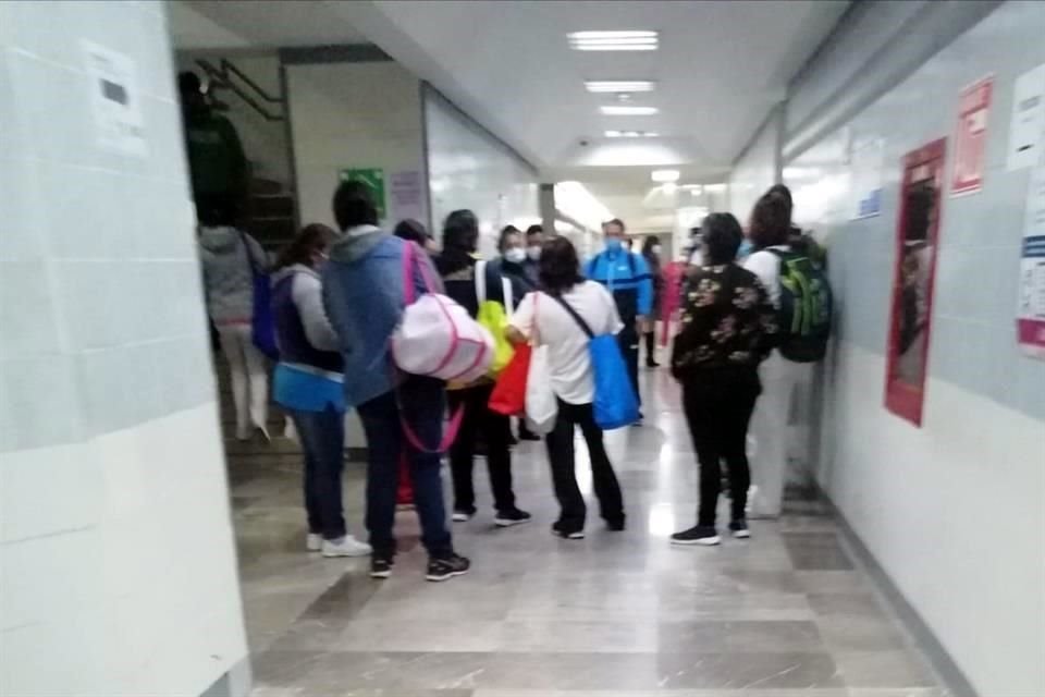 Tras culminar su velada, con 12 horas de trabajo cumplidos, personal de enfermería exige que tras 98 días les cumplan, al fin, con equipo de calidad para evitar contagios.