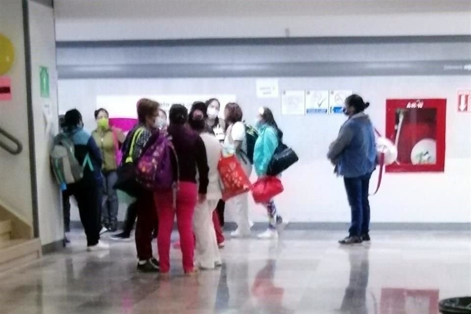 Enfermeros del turno nocturno protestan frente a las oficinas de la Dirección en el Centro Médico Nacional 20 de Noviembre por falta de insumos y medicamentos para atender a pacientes con Covid-19.