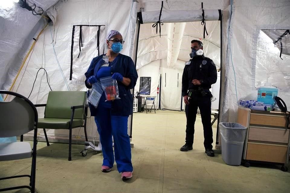 Trabajadores de El Centro Regional Medical en El Centro, California, donde hay pacientes sospechosos de Covid-19.