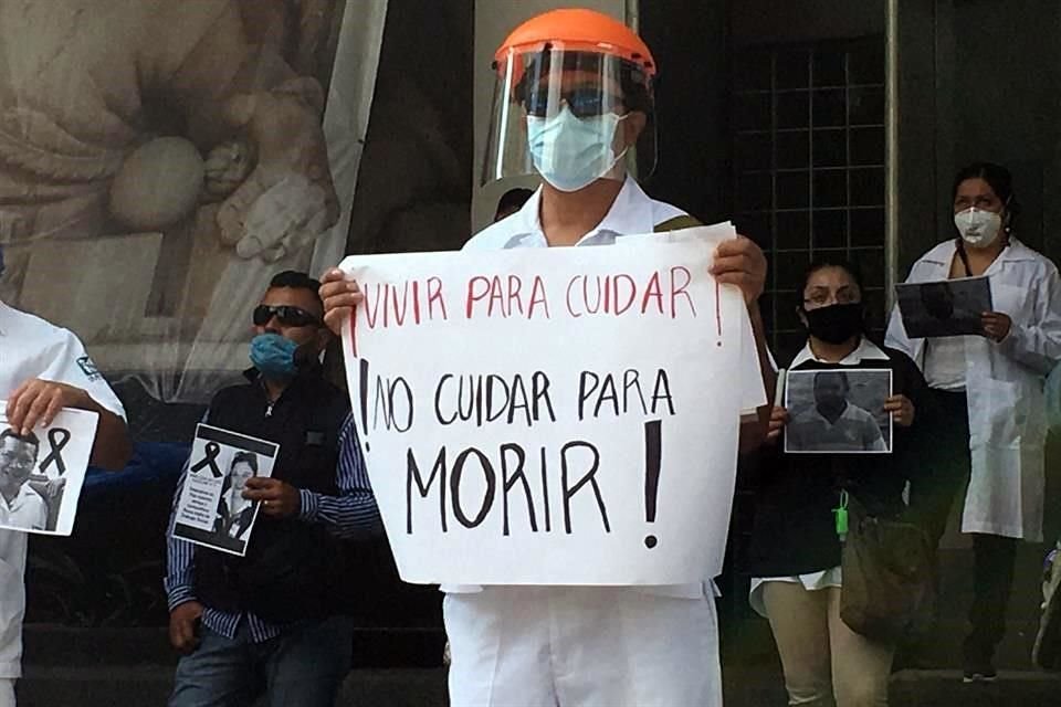 Protestantes aseguraron que suman más de 100 trabajadores del IMSS fallecidos por Covid-19.