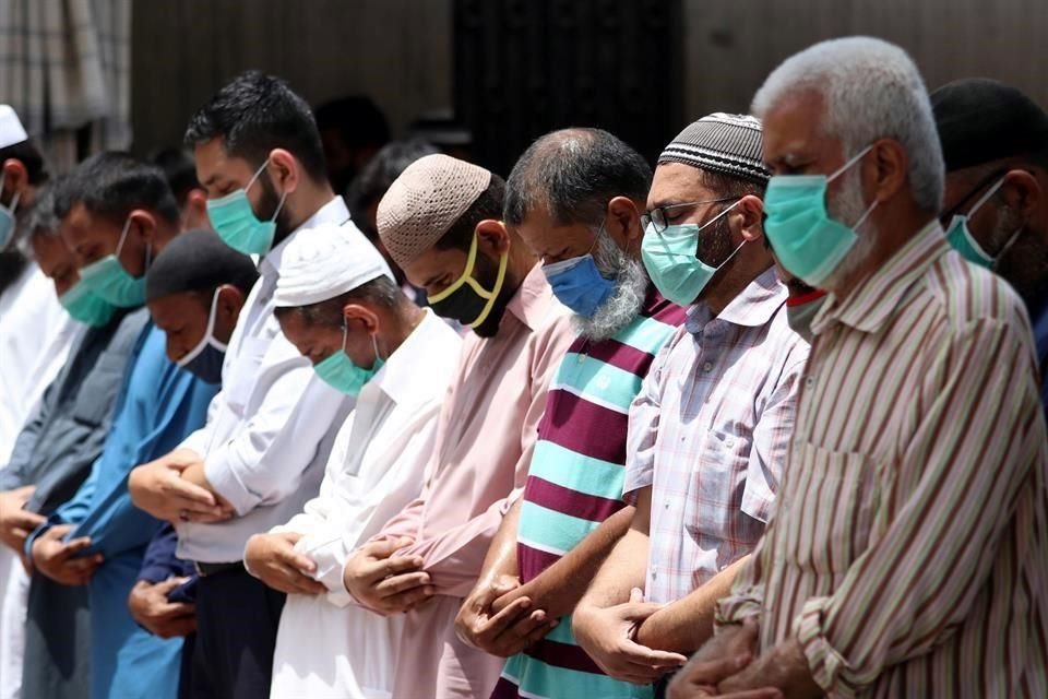 En Pakistán, las personas se reunieron este viernes para orar, usando cubrebocas.