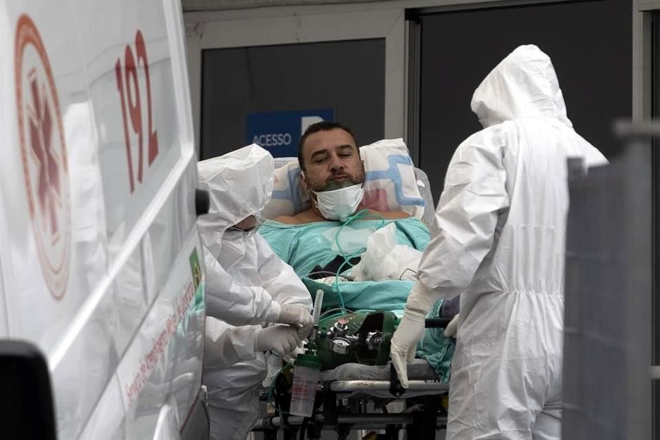 Un paciente con síntomas de Covid-19 es llevado a un hospital en Río de Janeiro.