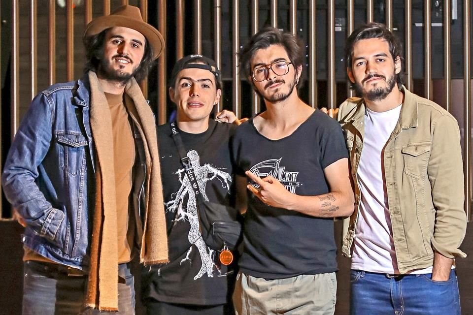 El cuarteto colombiano Morat estrenó el sencillo 'Bajo la Mesa', colaboración con su paisano Sebastián Yatra.