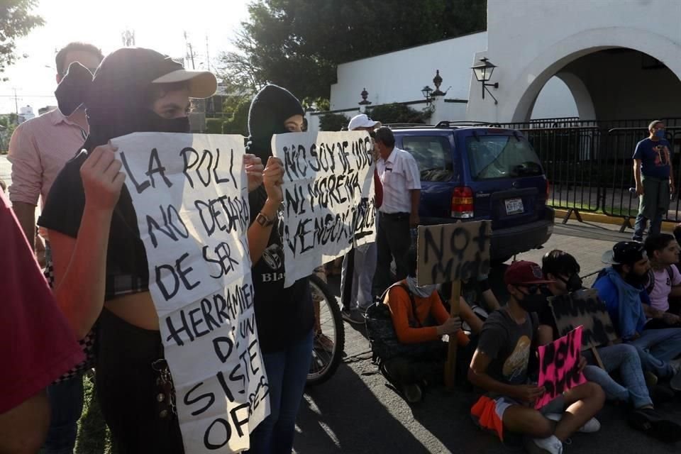 Los jóvenes manifestantes cerraron la circulación en ambos sentidos de Avenida Manuel Acuña, donde por casi 3 horas esperaron al Gobernador Enrique Alfaro, sin éxito.