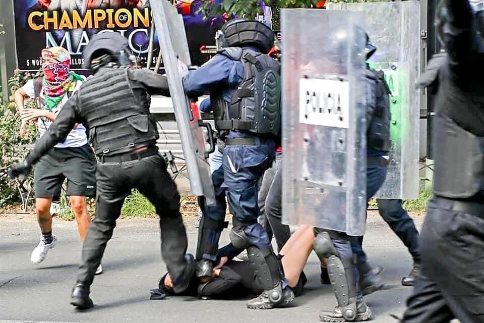 Los policas patearon a una joven manifestante de 16 aos.