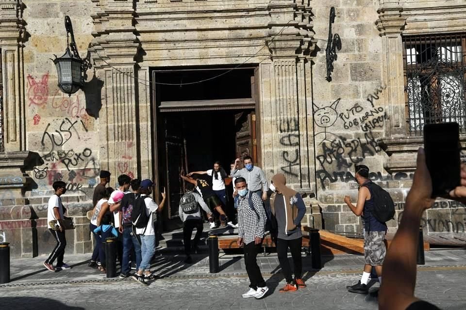 Durante manifestación en el Centro Histórico, golpearon puertas, tomaron algunos extintores de fuego de un salón que abrieron y después la policía detuvo a los principales incitadores.