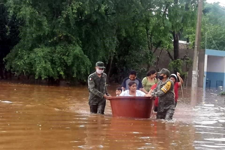 Sedena informó que debido a los incendios registrados y las intensas precipitaciones pluviales registradas por el paso de la tormenta tropical, elementos castrenses continúan labores.