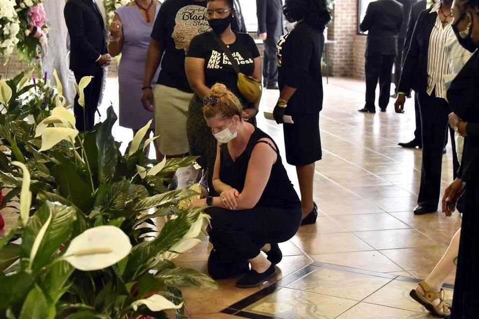 En filas, se permitió a los dolientes pasar un segundo junto al ataúd de Floyd.